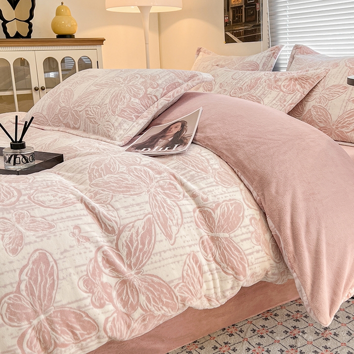 91家纺网 家纺一手货源 找家纺 倾慕家纺 2026新款舒适保暖立体浮雕绒系列单被套 蝴蝶流苏粉