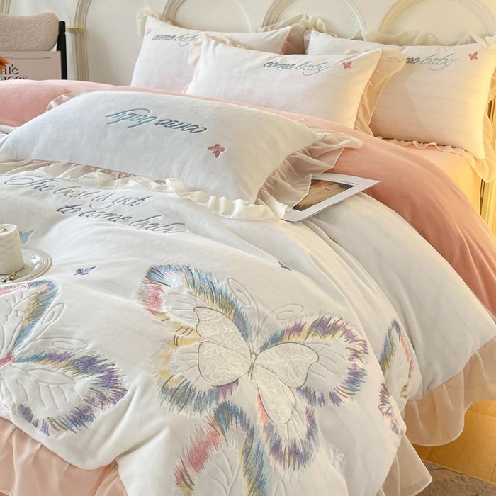 91家纺网 家纺一手货源 找家纺 ab家纺 2025新款厚实保暖牛奶绒四件套-碟鸢 碟鸢-白粉