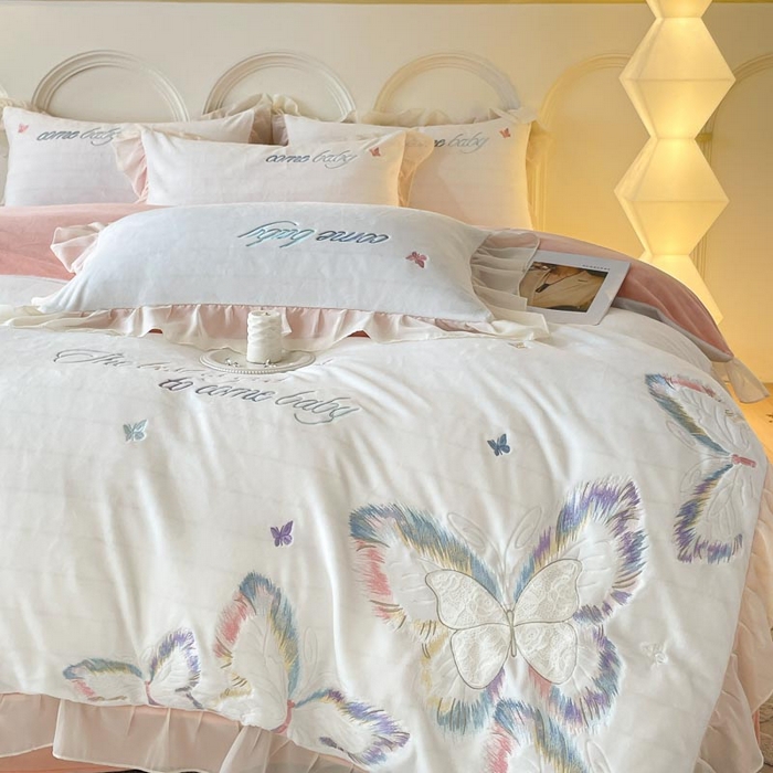 91家纺网 家纺一手货源 找家纺 ab家纺 2025新款厚实保暖牛奶绒四件套-碟鸢 碟鸢-白粉