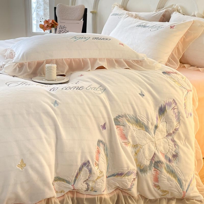 91家纺网 家纺一手货源 找家纺 ab家纺 2025新款厚实保暖牛奶绒四件套-碟鸢 碟鸢-白粉