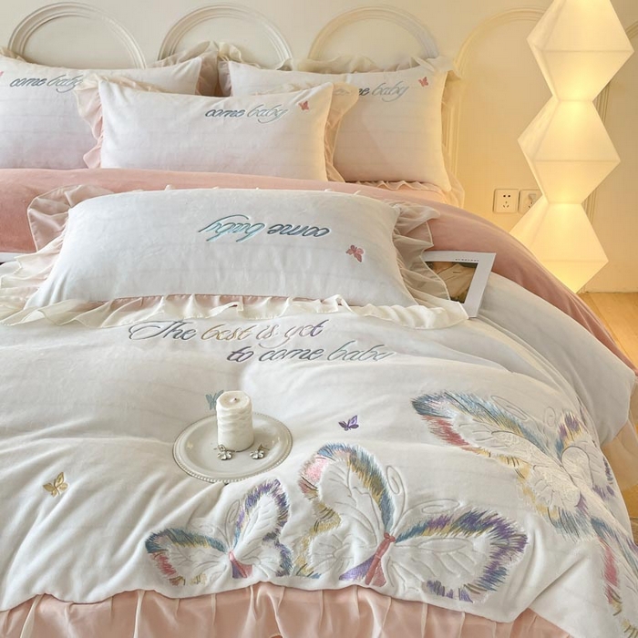 91家纺网 家纺一手货源 找家纺 ab家纺 2025新款厚实保暖牛奶绒四件套-碟鸢 碟鸢-白粉