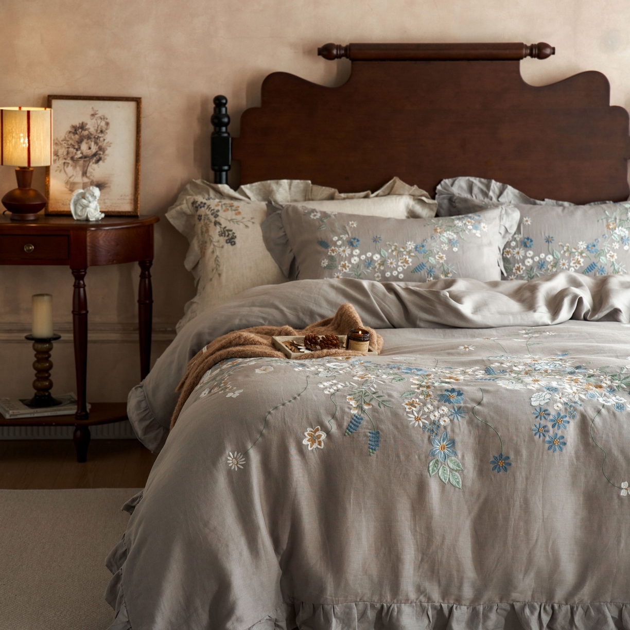 91家纺网 家纺一手货源 找家纺 安莱生活 2025新款百分百纯亚麻重工艺刺绣四件套 花非花-霓灰