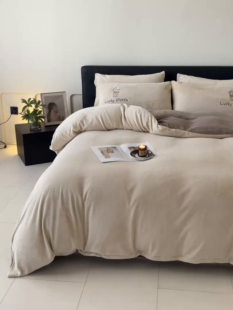 91家纺网 家纺一手货源 找家纺 ONE TWO ONE 121 2025新品牛奶绒纯色刺绣四件套-lucky刺绣系列场景二 Lucky-榛果咖