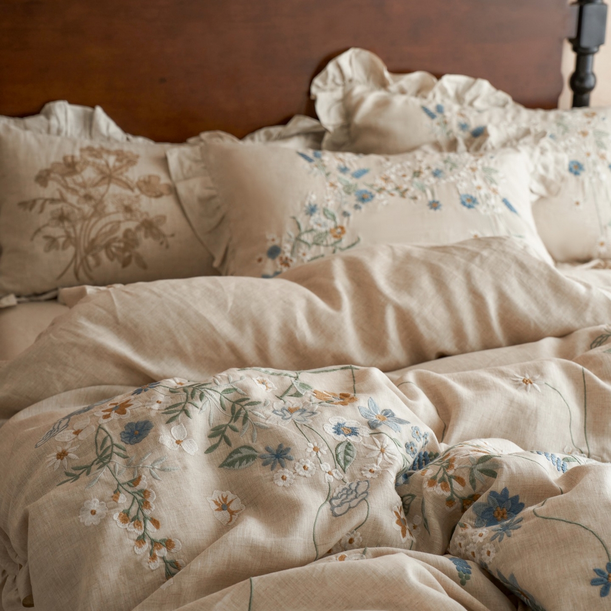 91家纺网 家纺一手货源 找家纺 安莱生活 2025新款百分百纯亚麻重工艺刺绣四件套 花非花-雨露