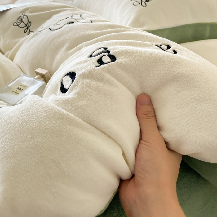 91家纺网 家纺一手货源 找家纺 （总）ab家纺 2025新款字母绣花牛奶绒四件套-都市生活