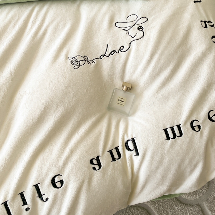 91家纺网 家纺一手货源 找家纺 （总）ab家纺 2025新款字母绣花牛奶绒四件套-都市生活