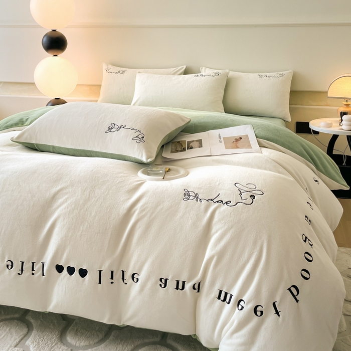 91家纺网 家纺一手货源 找家纺 ab家纺 2025新款字母绣花牛奶绒四件套-都市生活 都市生活白-绿