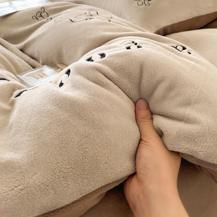 91家纺网 家纺一手货源 找家纺 ab家纺 2025新款字母绣花牛奶绒四件套-都市生活 都市生活柯蓝灰咖