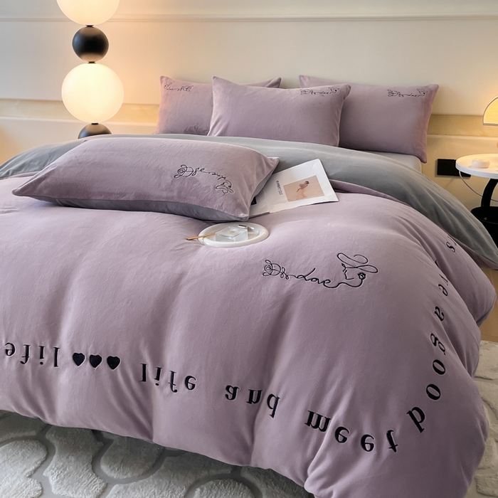 91家纺网 家纺一手货源 找家纺 ab家纺 2025新款字母绣花牛奶绒四件套-都市生活 都市生活香芋紫-灰