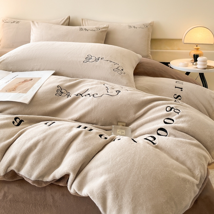 91家纺网 家纺一手货源 找家纺 ab家纺 2025新款字母绣花牛奶绒四件套-都市生活 都市生活柯蓝灰咖