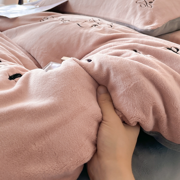 91家纺网 家纺一手货源 找家纺 ab家纺 2025新款字母绣花牛奶绒四件套-都市生活 都市生活豆沙-深灰