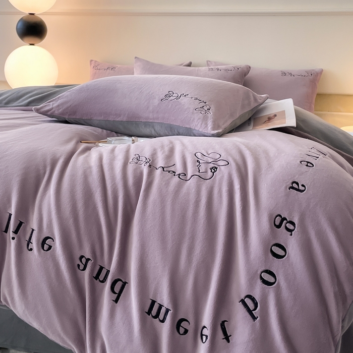91家纺网 家纺一手货源 找家纺 ab家纺 2025新款字母绣花牛奶绒四件套-都市生活 都市生活香芋紫-灰