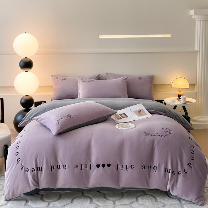 91家纺网 家纺一手货源 找家纺 ab家纺 2025新款字母绣花牛奶绒四件套-都市生活 都市生活香芋紫-灰