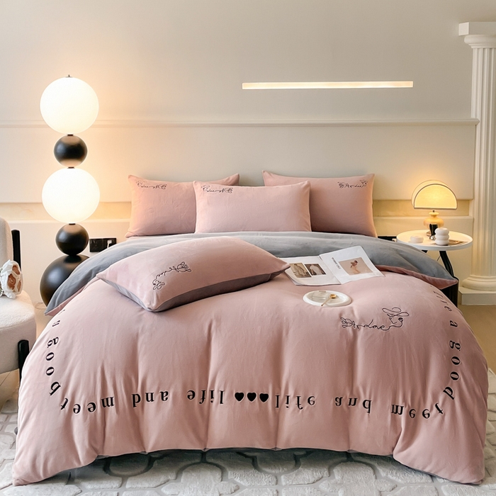 91家纺网 家纺一手货源 找家纺 ab家纺 2025新款字母绣花牛奶绒四件套-都市生活 都市生活豆沙-深灰