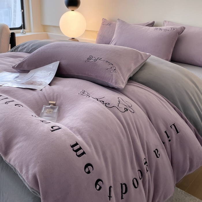 91家纺网 家纺一手货源 找家纺 ab家纺 2025新款字母绣花牛奶绒四件套-都市生活 都市生活香芋紫-灰