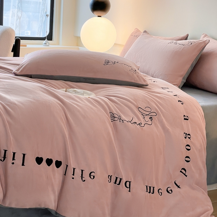 91家纺网 家纺一手货源 找家纺 ab家纺 2025新款字母绣花牛奶绒四件套-都市生活 都市生活豆沙-深灰