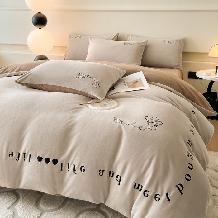 91家纺网 家纺一手货源 找家纺 ab家纺 2025新款字母绣花牛奶绒四件套-都市生活 都市生活柯蓝灰咖