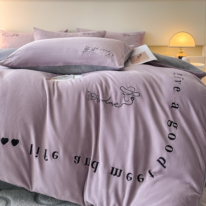91家纺网 家纺一手货源 找家纺 ab家纺 2025新款字母绣花牛奶绒四件套-都市生活 都市生活香芋紫-灰
