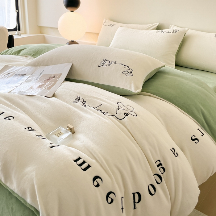 91家纺网 家纺一手货源 找家纺 ab家纺 2025新款字母绣花牛奶绒四件套-都市生活 都市生活白-绿