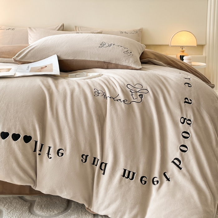 91家纺网 家纺一手货源 找家纺 ab家纺 2025新款字母绣花牛奶绒四件套-都市生活 都市生活柯蓝灰咖