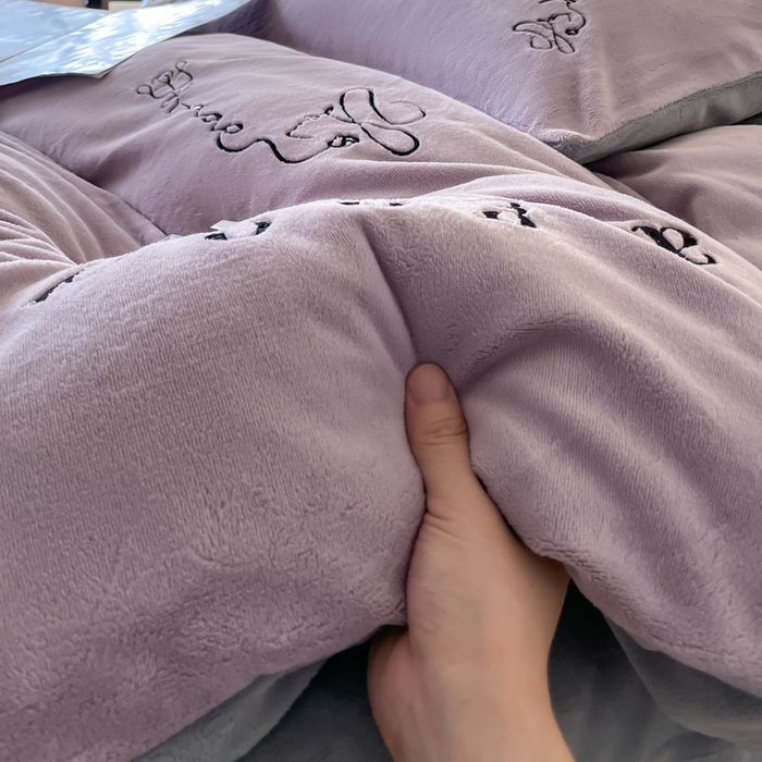 91家纺网 家纺一手货源 找家纺 ab家纺 2025新款字母绣花牛奶绒四件套-都市生活 都市生活香芋紫-灰