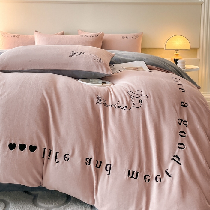 91家纺网 家纺一手货源 找家纺 ab家纺 2025新款字母绣花牛奶绒四件套-都市生活 都市生活豆沙-深灰