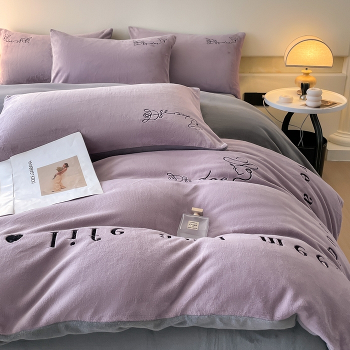 91家纺网 家纺一手货源 找家纺 ab家纺 2025新款字母绣花牛奶绒四件套-都市生活 都市生活香芋紫-灰