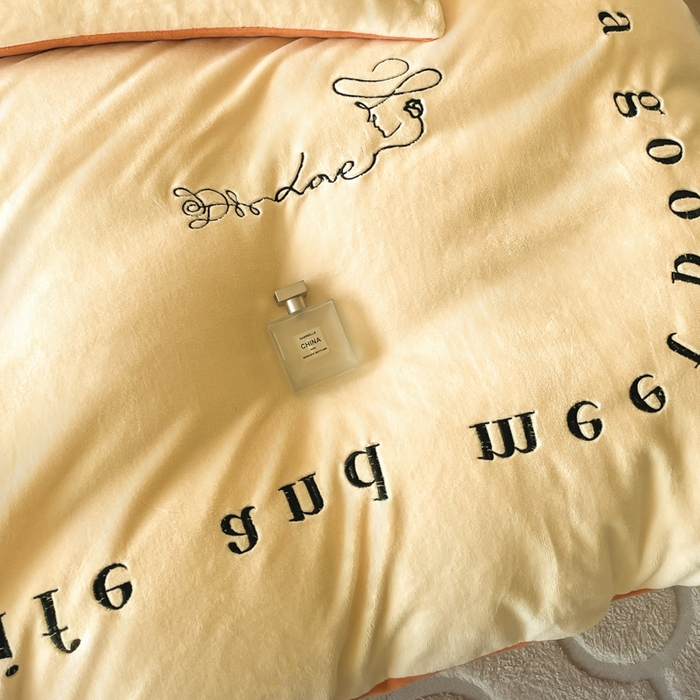 91家纺网 家纺一手货源 找家纺 ab家纺 2025新款字母绣花牛奶绒四件套-都市生活 都市生活柠萌黄-橙