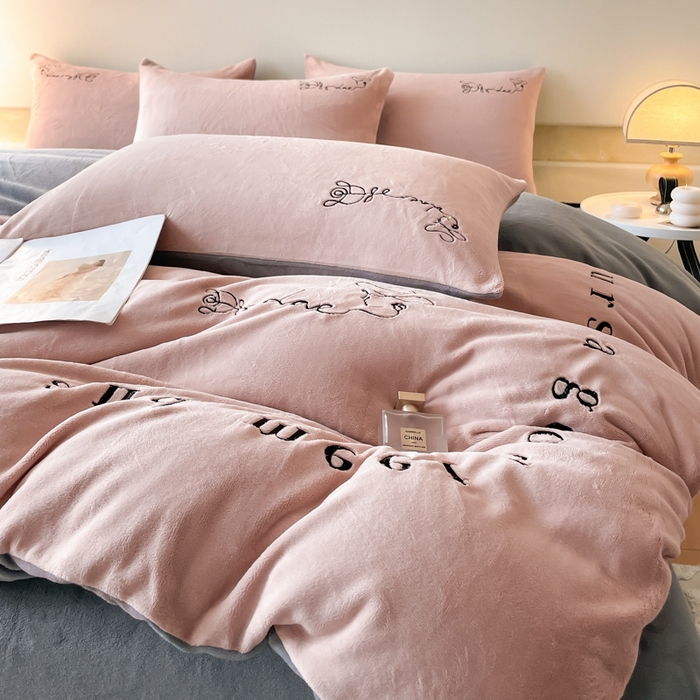 91家纺网 家纺一手货源 找家纺 ab家纺 2025新款字母绣花牛奶绒四件套-都市生活 都市生活豆沙-深灰