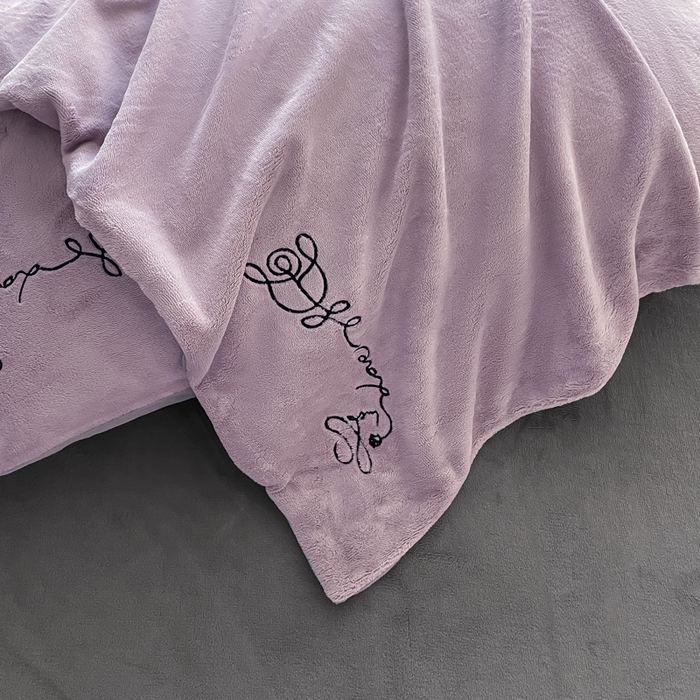 91家纺网 家纺一手货源 找家纺 ab家纺 2025新款字母绣花牛奶绒四件套-都市生活 都市生活香芋紫-灰