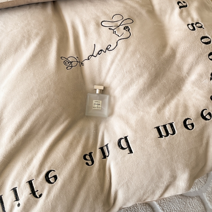 91家纺网 家纺一手货源 找家纺 ab家纺 2025新款字母绣花牛奶绒四件套-都市生活 都市生活柯蓝灰咖