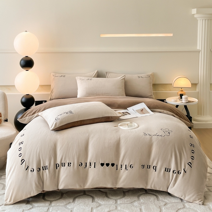 91家纺网 家纺一手货源 找家纺 ab家纺 2025新款字母绣花牛奶绒四件套-都市生活 都市生活柯蓝灰咖