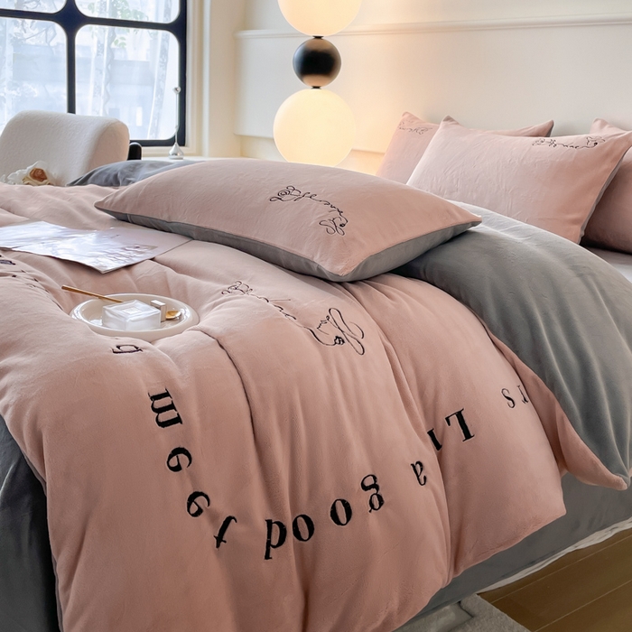 ab家纺 2025新款字母绣花牛奶绒四件套-都市生活 都市生活豆沙-深灰