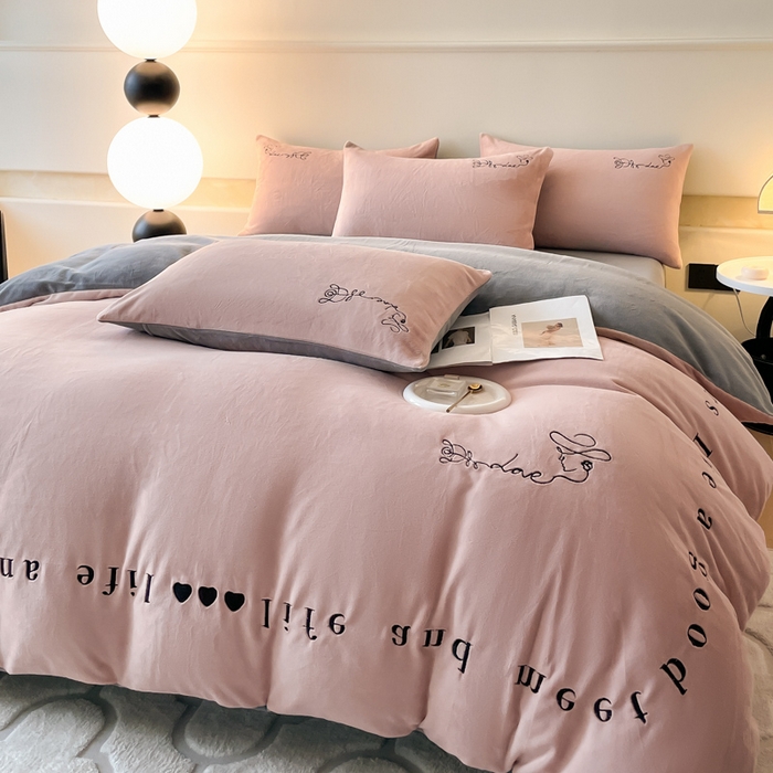 91家纺网 家纺一手货源 找家纺 ab家纺 2025新款字母绣花牛奶绒四件套-都市生活 都市生活豆沙-深灰