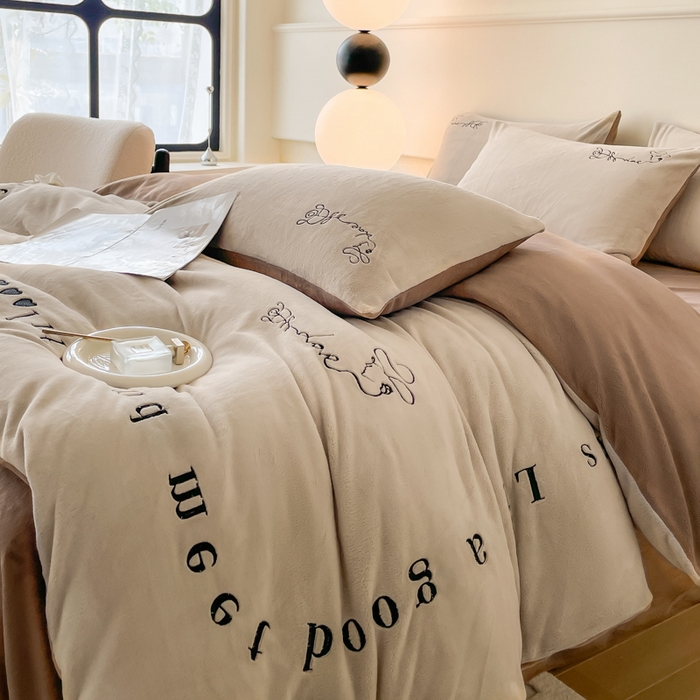 91家纺网 家纺一手货源 找家纺 ab家纺 2025新款字母绣花牛奶绒四件套-都市生活 都市生活柯蓝灰咖