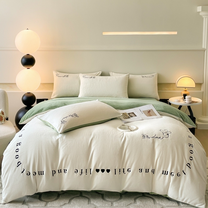 91家纺网 家纺一手货源 找家纺 ab家纺 2025新款字母绣花牛奶绒四件套-都市生活 都市生活白-绿