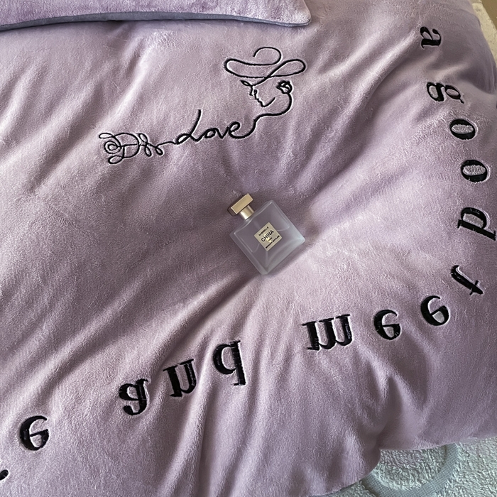 91家纺网 家纺一手货源 找家纺 ab家纺 2025新款字母绣花牛奶绒四件套-都市生活 都市生活香芋紫-灰