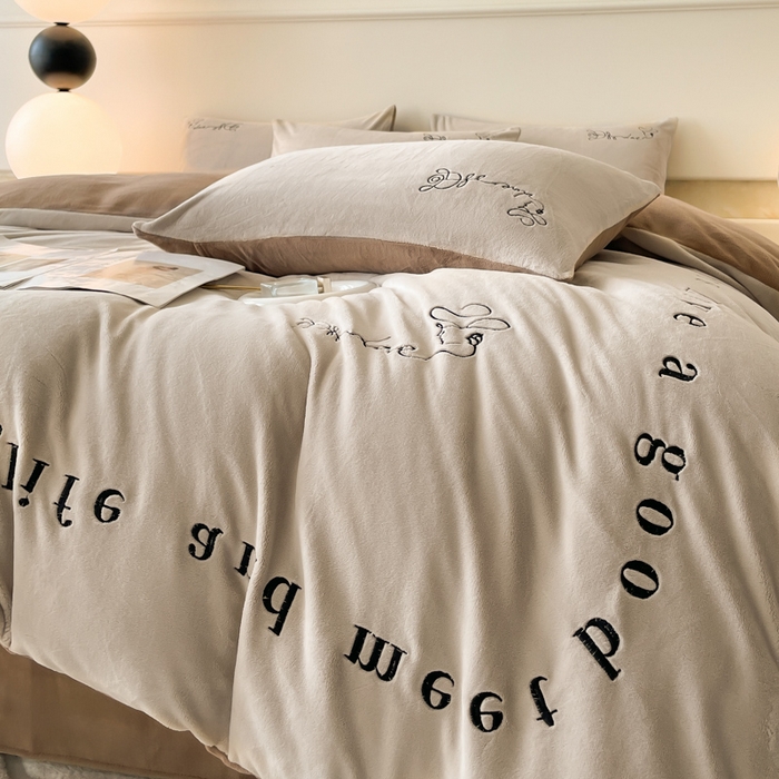 91家纺网 家纺一手货源 找家纺 ab家纺 2025新款字母绣花牛奶绒四件套-都市生活 都市生活柯蓝灰咖