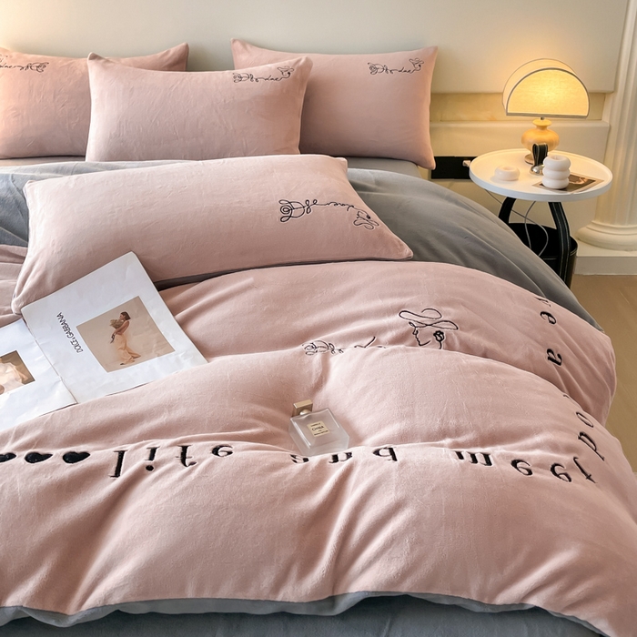 91家纺网 家纺一手货源 找家纺 ab家纺 2025新款字母绣花牛奶绒四件套-都市生活 都市生活豆沙-深灰