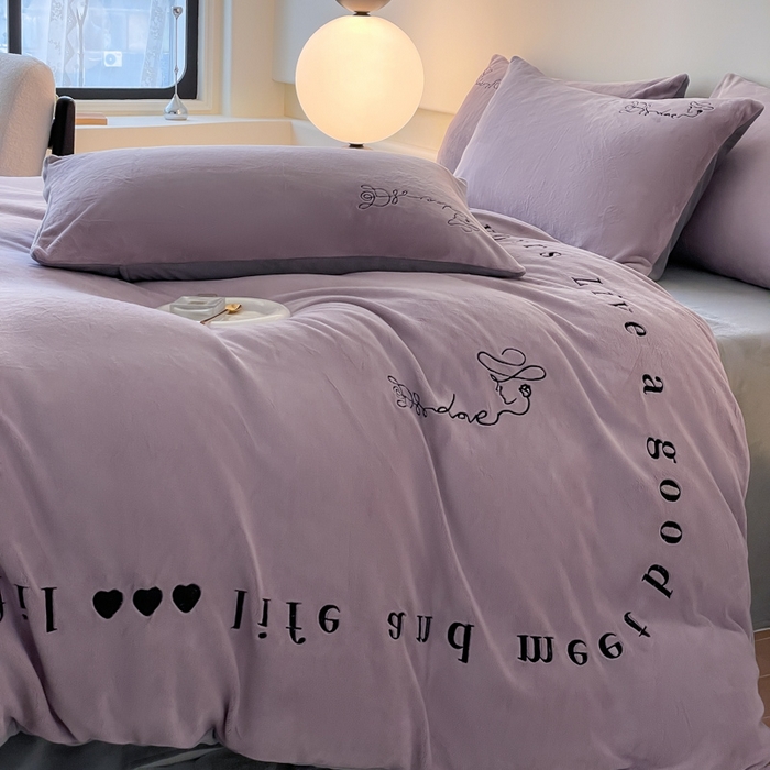 91家纺网 家纺一手货源 找家纺 ab家纺 2025新款字母绣花牛奶绒四件套-都市生活 都市生活香芋紫-灰