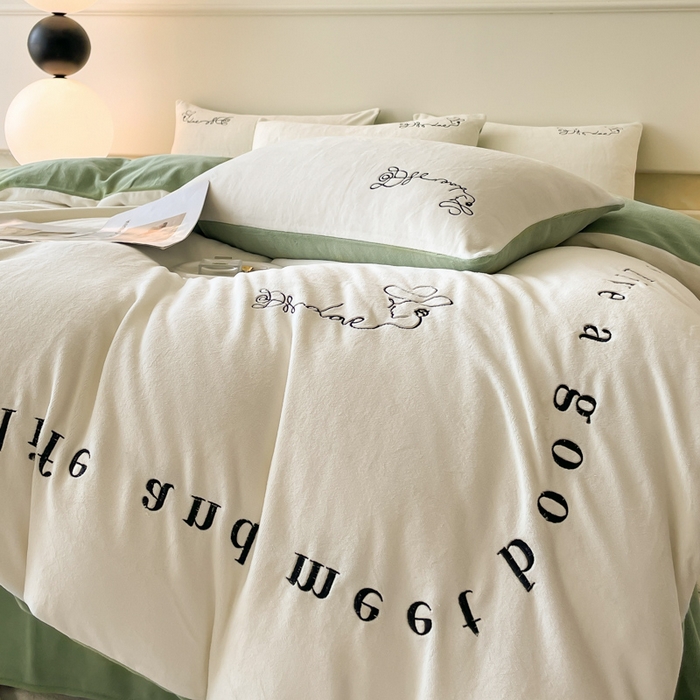 91家纺网 家纺一手货源 找家纺 ab家纺 2025新款字母绣花牛奶绒四件套-都市生活 都市生活白-绿