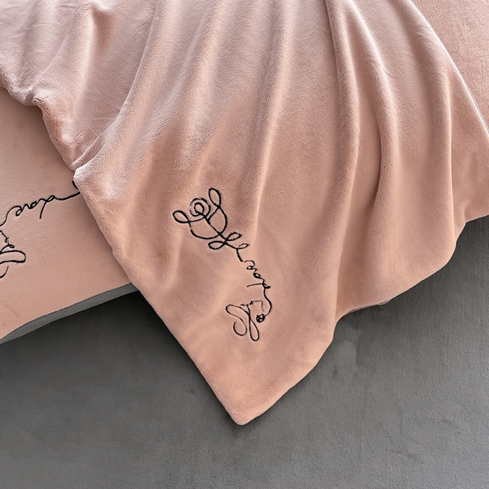 91家纺网 家纺一手货源 找家纺 ab家纺 2025新款字母绣花牛奶绒四件套-都市生活 都市生活豆沙-深灰