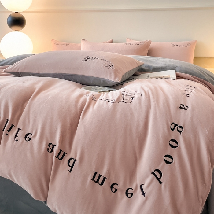 91家纺网 家纺一手货源 找家纺 ab家纺 2025新款字母绣花牛奶绒四件套-都市生活 都市生活豆沙-深灰