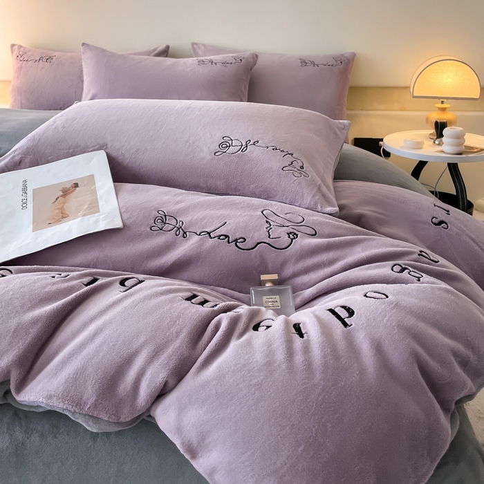91家纺网 家纺一手货源 找家纺 ab家纺 2025新款字母绣花牛奶绒四件套-都市生活 都市生活香芋紫-灰