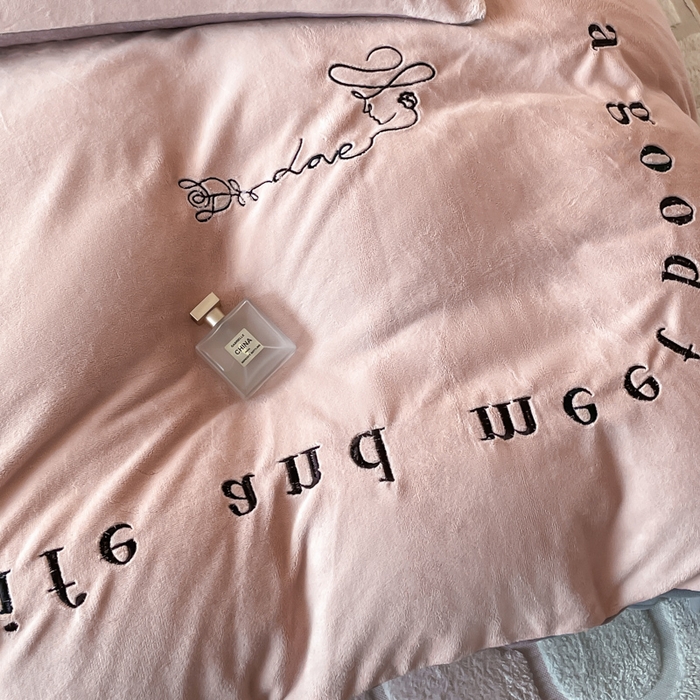 91家纺网 家纺一手货源 找家纺 ab家纺 2025新款字母绣花牛奶绒四件套-都市生活 都市生活豆沙-深灰
