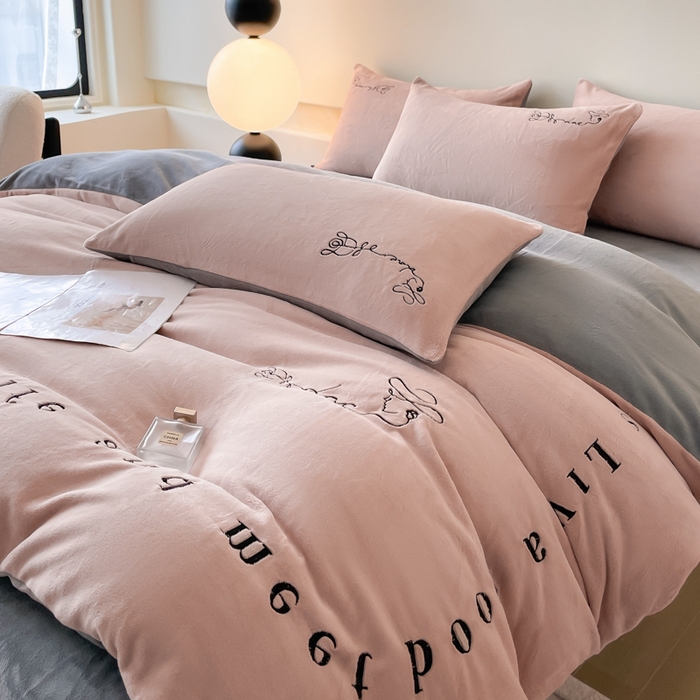 91家纺网 家纺一手货源 找家纺 ab家纺 2025新款字母绣花牛奶绒四件套-都市生活 都市生活豆沙-深灰