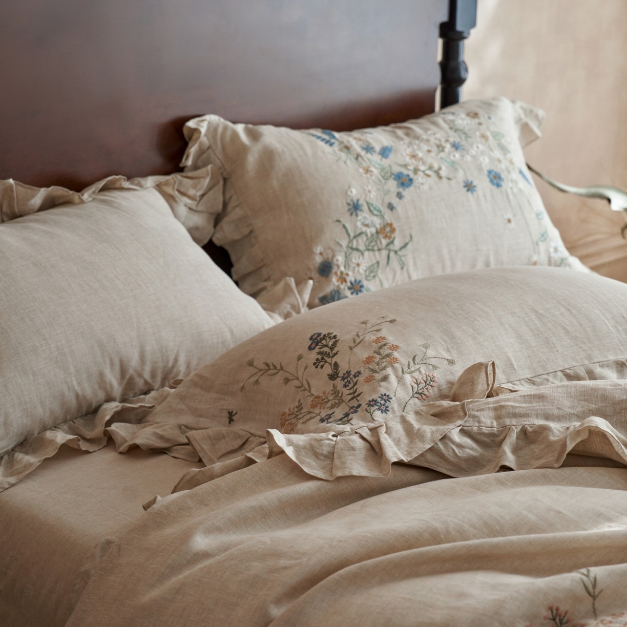 91家纺网 家纺一手货源 找家纺 安莱生活 2025新款百分百纯亚麻重工艺刺绣四件套 千寻-雨露