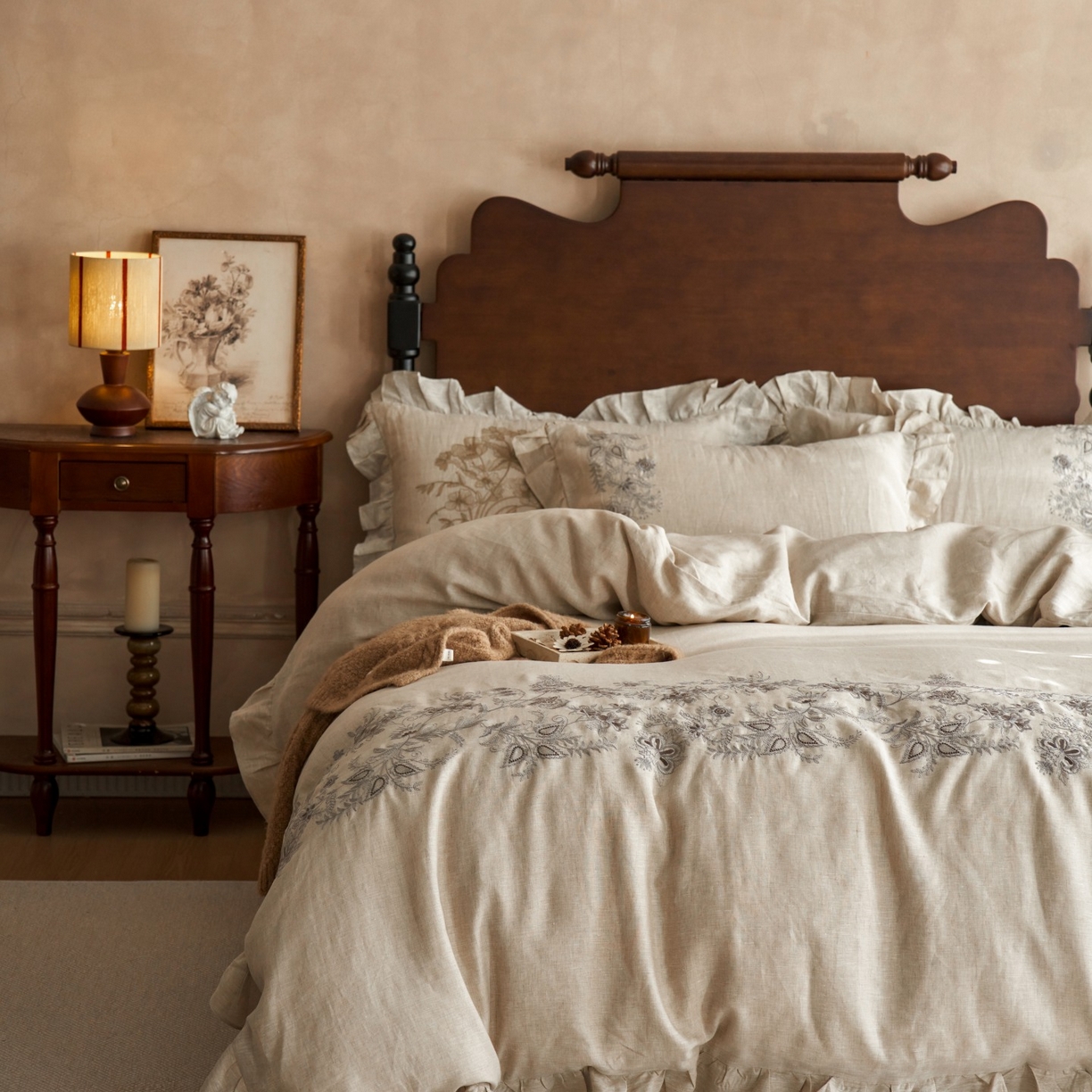 91家纺网 家纺一手货源 找家纺 安莱生活 2025新款百分百纯亚麻重工艺刺绣四件套 余香-雨露