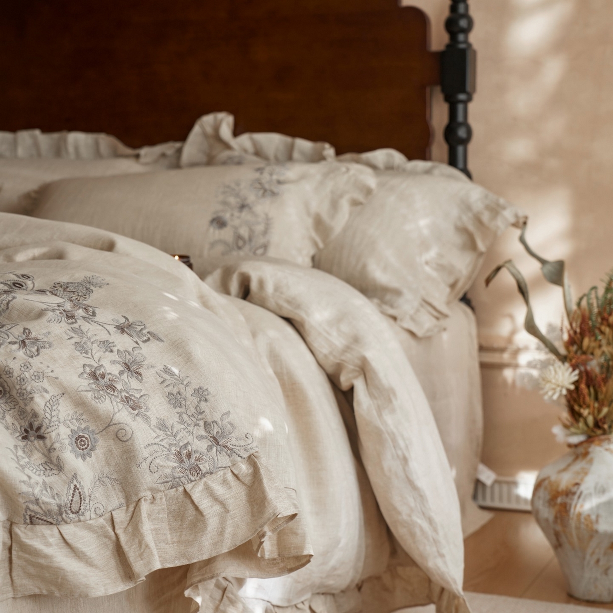 91家纺网 家纺一手货源 找家纺 安莱生活 2025新款百分百纯亚麻重工艺刺绣四件套 余香-雨露