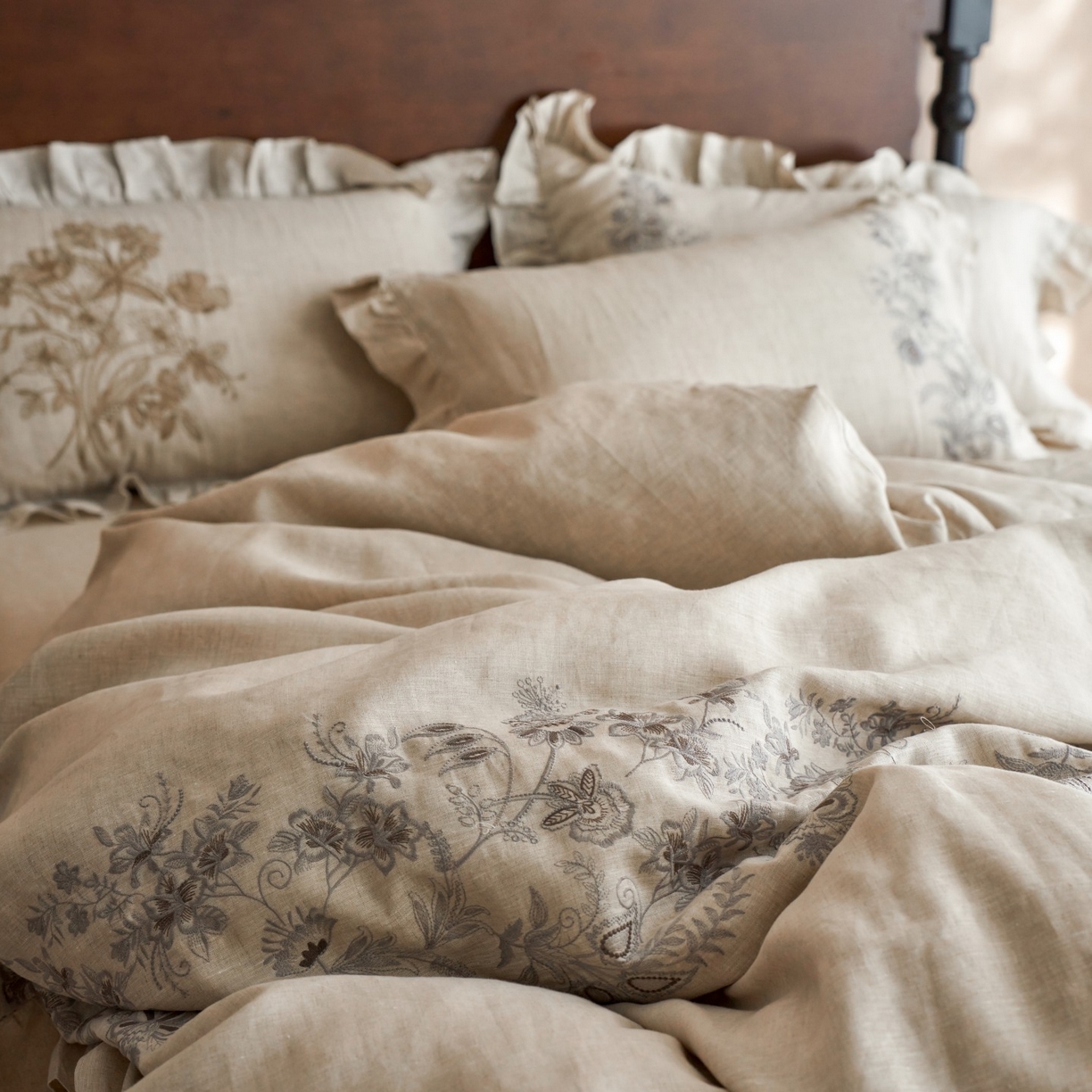 91家纺网 家纺一手货源 找家纺 安莱生活 2025新款百分百纯亚麻重工艺刺绣四件套 余香-雨露